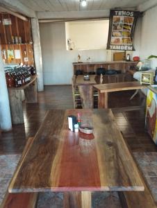 ein Restaurant mit einem Holztisch in einem Zimmer in der Unterkunft Hotel Pousada e Parada Colonial in Capitão Leônidas Marques