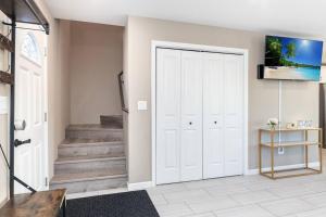 - un couloir avec une porte blanche et des escaliers dans l'établissement Birch Hill Retreat Great location2+gArAge+AurorA, à Fairbanks