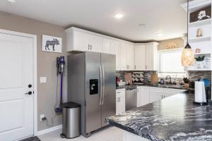 A kitchen or kitchenette at Birch Hill Retreat Great location2+gArAge+AurorA