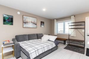 A bed or beds in a room at Birch Hill Retreat Great location2+gArAge+AurorA