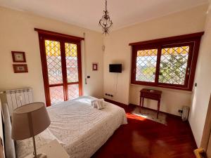 ローマにあるRoma Suite Balduinaのベッドルーム1室(ベッド1台、窓2つ付)
