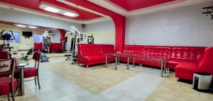 una sala de espera con bancos rojos y un gimnasio en Zabava Guest House, en Ivano-Frankivsk