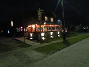 um edifício com luzes acesas à noite em Hostería Antupirén em Hornopiren