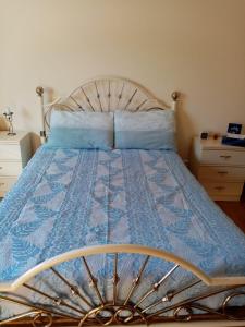 um quarto com uma cama com um edredão azul em Casa do Pastana em Ancião