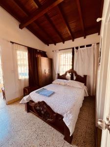 um quarto com uma cama grande num quarto em Hospedaje La Nave em Bello