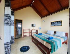 1 dormitorio con 1 cama grande en una habitación en Rainforest Nature House, en Deniyaya