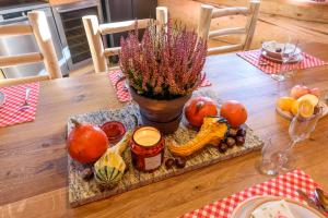 uma mesa com um vaso de flores e frutas sobre ela em SRUB KVETONOV em Kaplice