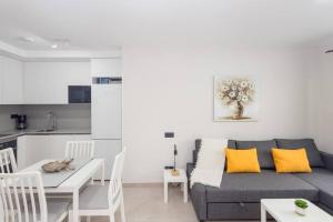 sala de estar con sofá y mesa en Coqueto apartamento cerca playa en Las Palmas de Gran Canaria