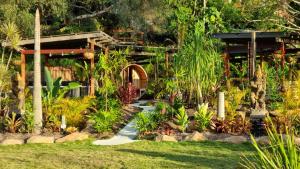 un jardín con un camino y plantas en Healing Garden Retreat - Ubud, en Gold Coast