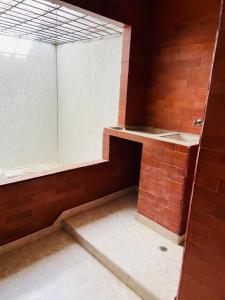 Habitación vacía con ventana y pared de ladrillo en Apartamento Renta Myla, en Santa Marta 1 foto más