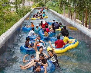 een groep mensen die over een waterglijbaan rijden bij Bukit Gambang Waterpark Villa in Kuantan