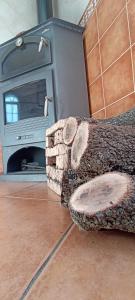 un horno de piedra en una habitación con chimenea en Casa La Romana, en Aracena