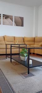 a black coffee table in a living room with a couch at Casa La Romana in Aracena