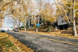uma rua com uma casa e um carro na estrada em Monthly Rate Special - Heart of SLC em Salt Lake City