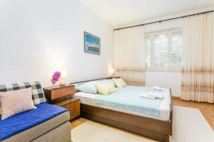 Ένα ή περισσότερα κρεβάτια σε δωμάτιο στο Apartments by the sea Podgora, Makarska - 6846