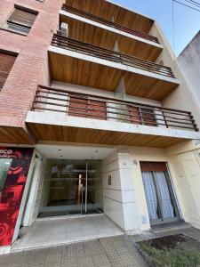 einen Außenblick auf ein Gebäude mit einem Balkon in der Unterkunft ALQUILO DEPTO AMUEBLADO 2 DORMITORIOS EN MICROCENTRO in Río Cuarto
