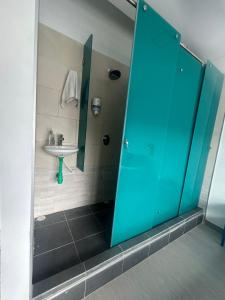 y baño con ducha y lavamanos. en Agora Suites Self-Service Boutique Hotel, en Bogotá