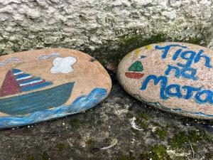 duas pedras com uma pintura de um barco em Tigh Na Mara em Helmsdale