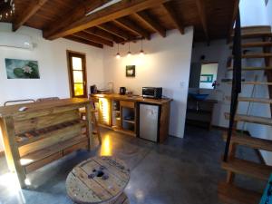 a room with a kitchen with a counter and a table at MareaAlta & MarDefondo in Miramar