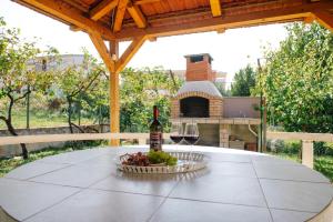 Vonkajšia záhrada v ubytovaní Holiday house with a parking space Podstrana, Split - 6044