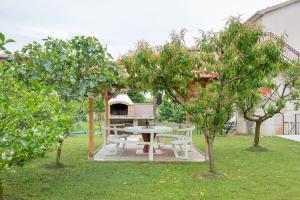 Vonkajšia záhrada v ubytovaní Holiday house with a parking space Podstrana, Split - 6044