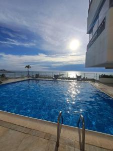 a large swimming pool in front of a building at Apartamento Luxury frente al mar in Cartagena de Indias