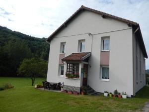 uma casa branca com uma mesa num campo em Gîte Cornimont, 3 pièces, 5 personnes - FR-1-589-70 em Cornimont