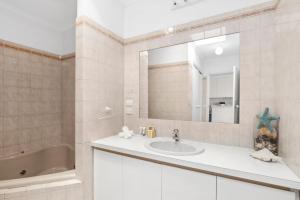 Ένα μπάνιο στο Esplanade Absolute Beach Frontage 12-20 +11 φωτογραφίες