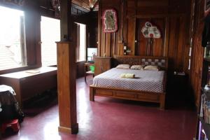 Tempat tidur dalam kamar di Teak house