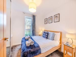 um quarto com uma cama com toalhas em Whinstone House em Craster