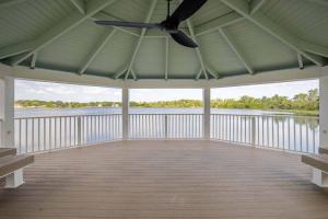 un ventilatore a soffitto su una veranda riparata con vista sull'acqua di 1BD/1BA Resort-Style Haven in Orlando, FL a Orlando