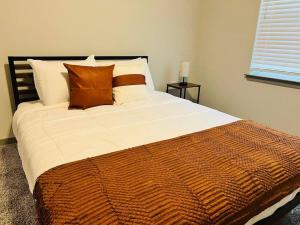 una camera con un grande letto di colore marrone e bianco di 1BD/1BA Resort-Style Haven in Orlando, FL a Orlando