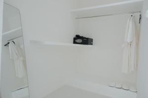 una cámara sentada en la parte superior de un estante en un baño en MoonE en Ban Karon