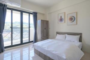una camera da letto con un letto e una grande finestra di Yang a Yujing