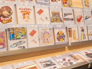 une exposition de livres sur une étagère dans un magasin dans l'établissement Hotel Tokyo Trip Ueno Nishi Nippori, à Tokyo