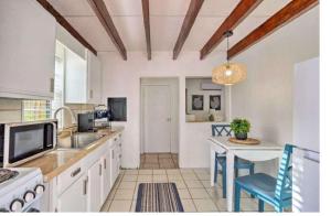 Kuchyň nebo kuchyňský kout v ubytování Luxury 8BR Entire Mini-Resort with Heated Pool, Tiki Bar - Tropical Paradise Near Beach!