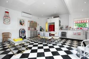 una cucina con pavimento a scacchi in bianco e nero di Bluebird Cottage a West Tamworth