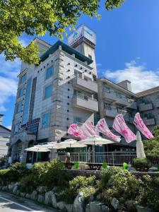 un edificio con tavoli e ombrelloni di fronte ad esso di Hotel Terramar a Boryeong