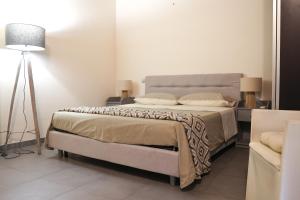 um quarto com uma cama grande e um candeeiro em Domus Superior Banchi Nuovi - Navona Pl. - Pantheon em Roma
