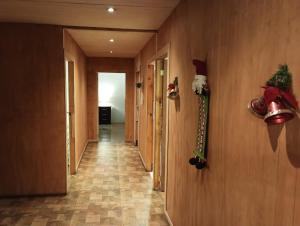 einen Flur mit Santa-Hüten und Weihnachtsdekorationen an den Wänden in der Unterkunft Casa Cudico bajo- Lican ray in Villarrica
