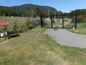 ein Tor auf einem Feld mit einem Zaun in der Unterkunft Casa Cudico bajo- Lican ray in Villarrica + 2 Fotos
