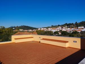 uma vista do telhado de um edifício com bancos em Villa Rosa - Quinta do Santo Espírito em Aveiras de Baixo