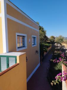 uma vista da varanda de uma casa com flores em Villa Rosa - Quinta do Santo Espírito em Aveiras de Baixo