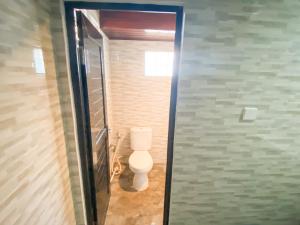 uma casa de banho com WC num quarto em Jero Delod Kedungu em Tabanan