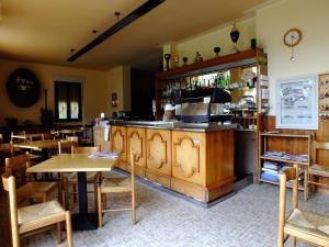 restauracja z ladą, stołem i krzesłami w obiekcie Albergo Ristorante Innocenti w mieście Ardenno +37 zdjęć