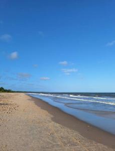 een zandstrand met de oceaan op de achtergrond bij Casa em Pratigi, Universo Paralelo, Ituberá Ba. in Pratigi