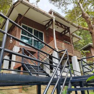 una casa con escaleras que conducen a ella en D'Bukit Forest, en Pedas