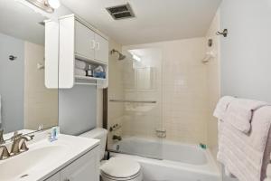 une salle de bain avec un lavabo, des toilettes et une baignoire dans l'établissement Fun & Comfy Beachside Getaway ~ King Bed ~ Balcony, à Ocean City 19 autres photos
