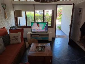 sala de estar con TV en una mesa en Villaggio Riviera, en Punta del Este