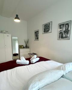 um quarto com 2 camas e toalhas em The Downtown Pearl em Zagreb